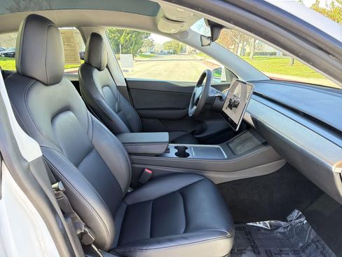 Used 2022 Tesla Model Y Long Range image 34