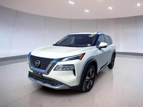 Used 2021 Nissan Rogue Platinum image 2