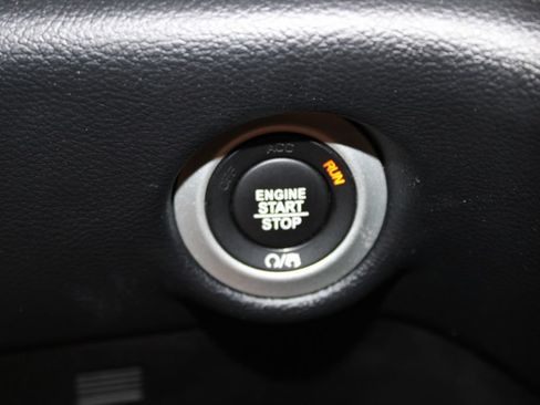 Used 2025 Chrysler Pacifica Select FWD image 27