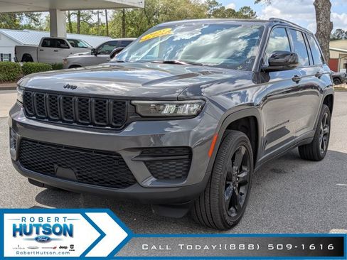 Used 2025 Jeep Grand Cherokee Altitude AWD/4WD image 2
