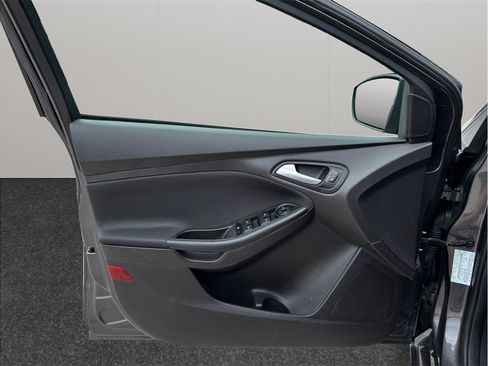 Used 2015 Ford Focus SE w/ SE Sport Package FWD image 13