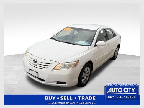 Used 2009 Toyota Camry LE FWD image 1