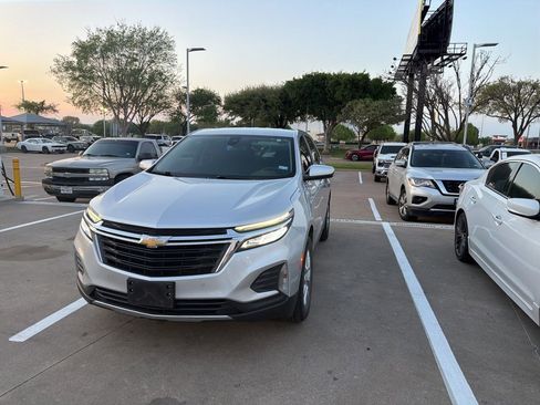 Used 2022 Chevrolet Equinox LT image 2