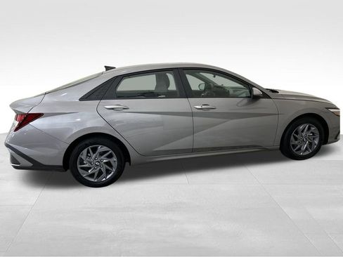 Used 2024 Hyundai Elantra SEL image 12