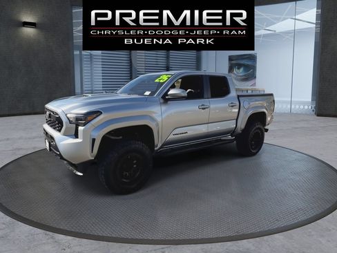 Used 2025 Toyota Tacoma TRD Sport AWD/4WD image 4