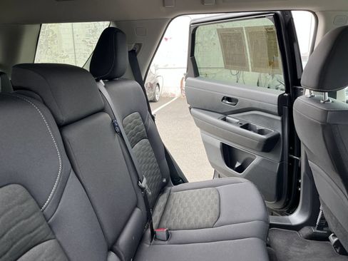 Used 2025 Nissan Pathfinder SV FWD image 40