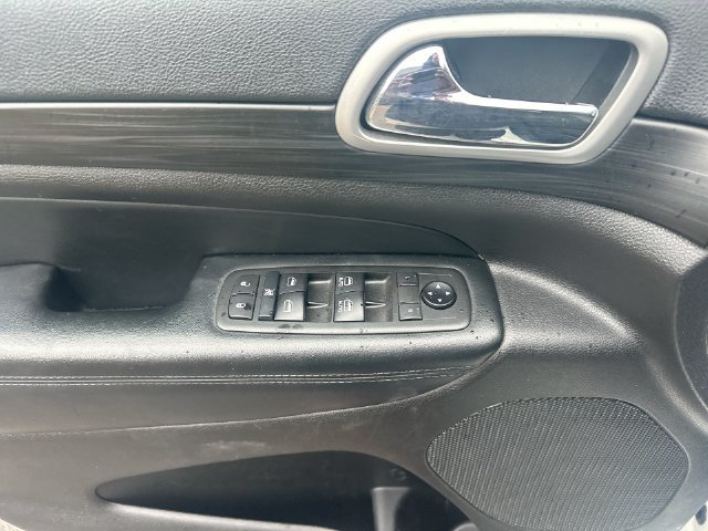 Used 2019 Jeep Grand Cherokee Altitude AWD/4WD image 16