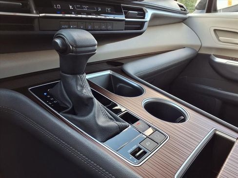 Used 2023 Toyota Sienna LE FWD image 19