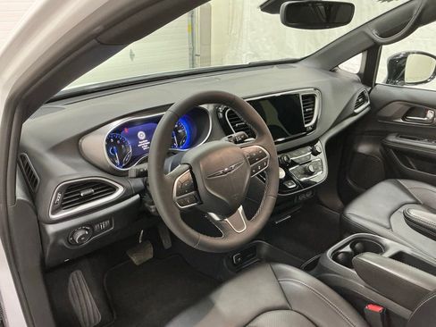 Used 2025 Chrysler Pacifica Select image 10