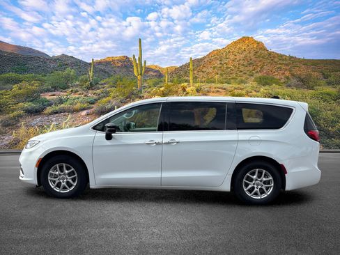 Used 2024 Chrysler Pacifica Touring-L FWD image 7