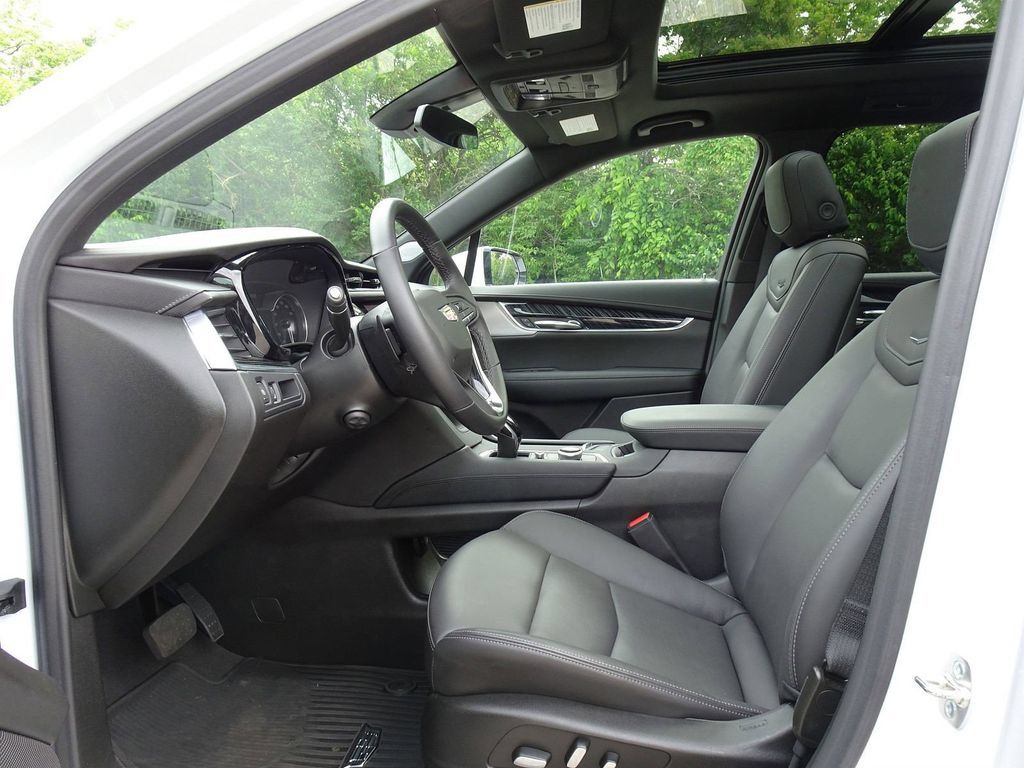 Certified 2025 Cadillac XT6 Premium Luxury AWD/4WD image 7