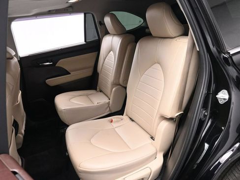 Used 2022 Toyota Highlander XLE AWD/4WD image 16