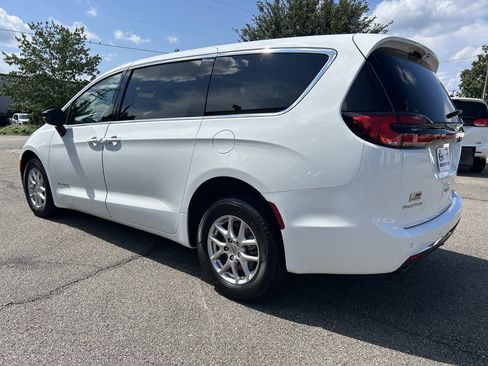 Used 2024 Chrysler Pacifica Touring FWD image 10