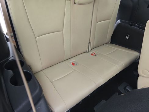 Used 2023 Toyota Highlander XLE image 18