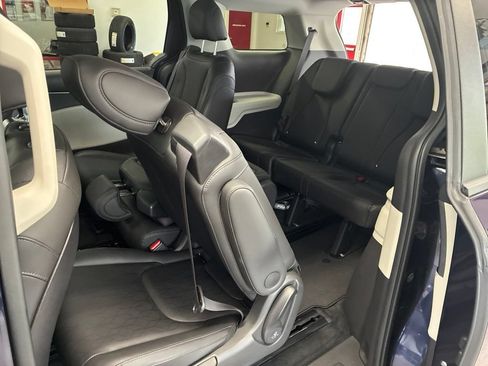 Used 2023 Kia Carnival LX FWD image 20