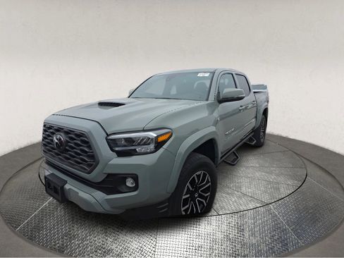 Used 2022 Toyota Tacoma TRD Sport w/ Technology Package image 2