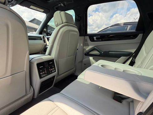 Used 2021 Porsche Cayenne AWD/4WD image 19