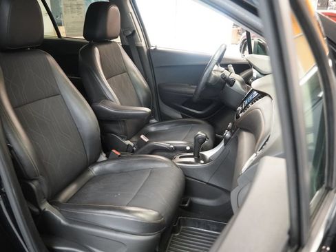 Used 2020 Chevrolet Trax LT w/ LT Convenience Package FWD image 33