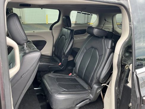 Used 2022 Chrysler Pacifica Touring-L w/ Uconnect Theater Family Group AWD/4WD image 21