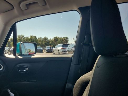 Used 2021 Jeep Renegade Latitude image 3