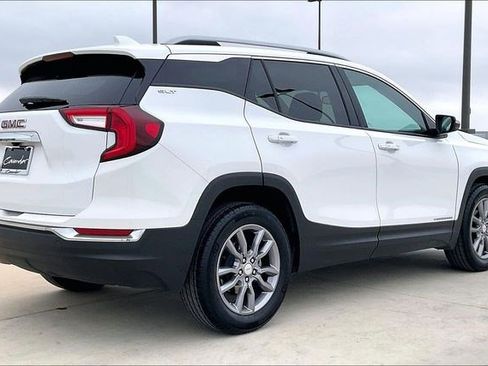 Used 2024 GMC Terrain SLT image 2