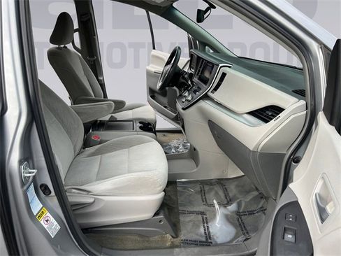 Used 2015 Toyota Sienna LE image 17