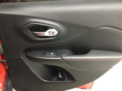 Used 2019 Jeep Cherokee Trailhawk image 43