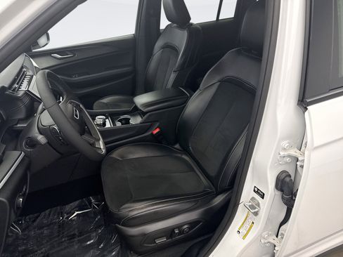 Used 2024 Jeep Grand Cherokee Altitude image 11