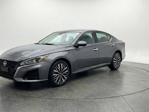 Used 2025 Nissan Altima 2.5 SV FWD image 3