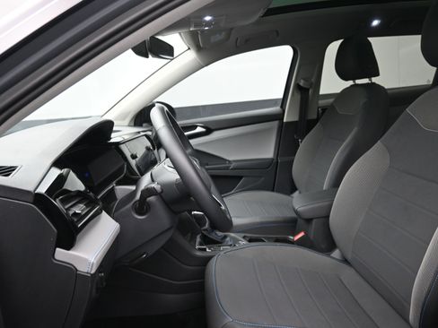 Used 2024 Volkswagen Taos SE image 16