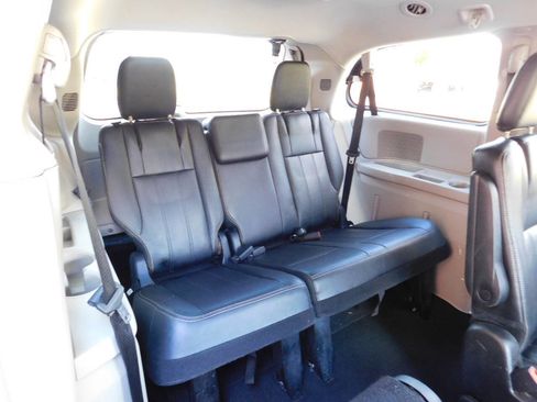Used 2014 Chrysler Town & Country Touring image 24
