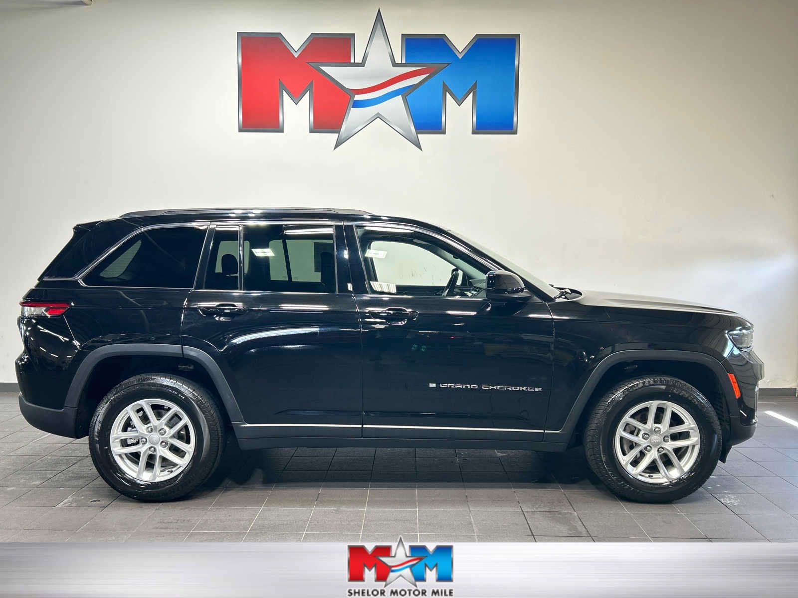Used 2023 Jeep Grand Cherokee Laredo AWD/4WD image 1