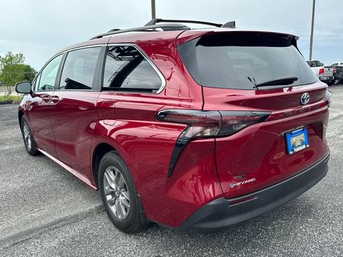 Used 2025 Toyota Sienna LE w/ LE Plus Package AWD/4WD image 5