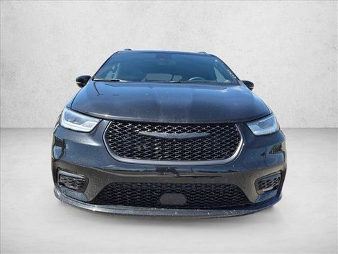 Used 2025 Chrysler Pacifica Limited FWD image 2