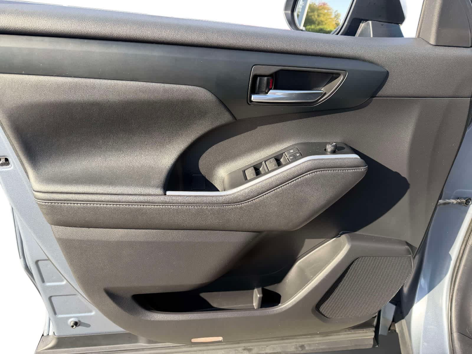 Used 2020 Toyota Highlander XLE AWD/4WD image 19