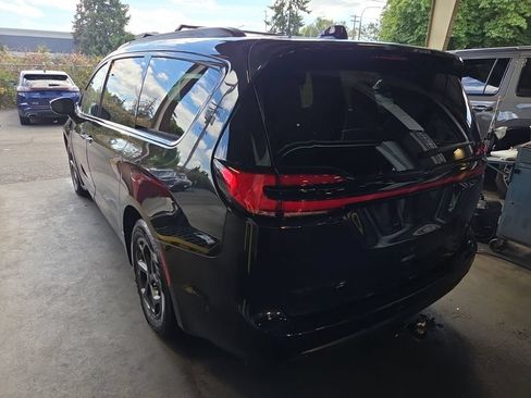 Used 2023 Chrysler Pacifica Limited w/ Uconnect Theater Family Group FWD image 2