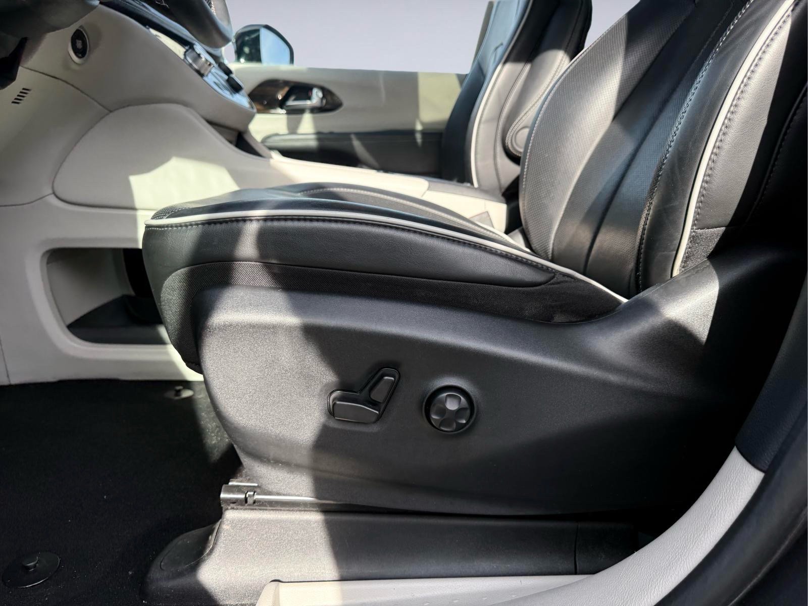 Used 2023 Chrysler Pacifica Limited FWD image 16