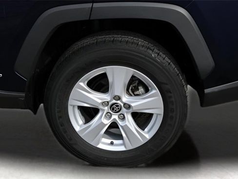 Used 2021 Toyota RAV4 XLE w/ Convenience Package image 9