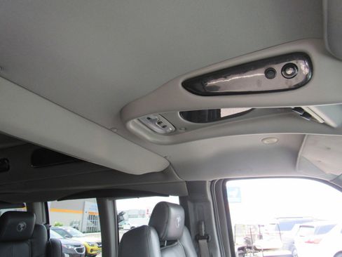 Used 2018 GMC Savana 2500 Extended w/ Enhanced Convenience Package image 6