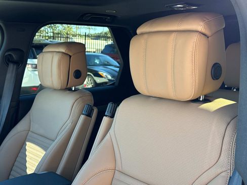 New 2025 Land Rover Discovery Dynamic SE image 19