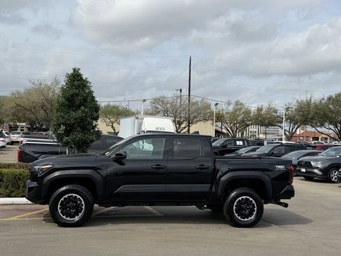 Certified 2025 Toyota Tacoma TRD Off-Road image 2