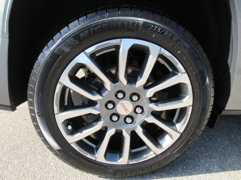 Used 2021 GMC Acadia Denali w/ Denali Technology Package FWD image 8