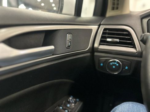 Used 2020 Ford Fusion SE FWD image 23