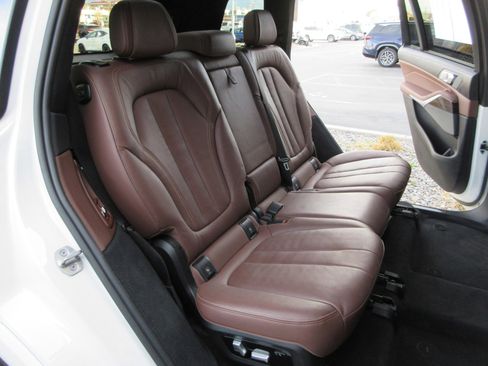 Used 2021 BMW X7 M50i image 23