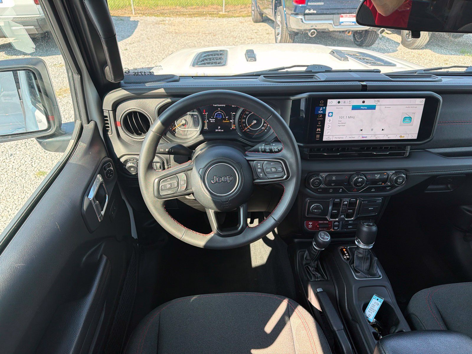 Used 2025 Jeep Wrangler Unlimited Rubicon AWD/4WD image 11