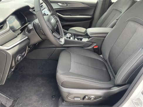 New 2025 Jeep Grand Cherokee Laredo X w/ Luxury Tech Group I RWD image 18