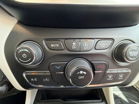 Used 2021 Jeep Cherokee Latitude Lux AWD/4WD image 23