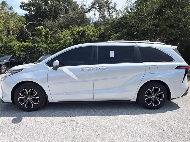 Used 2025 Toyota Sienna Platinum AWD/4WD image 2