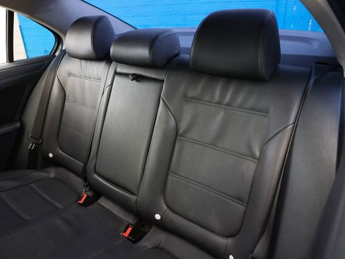 Used 2012 Volkswagen Jetta SE FWD image 19