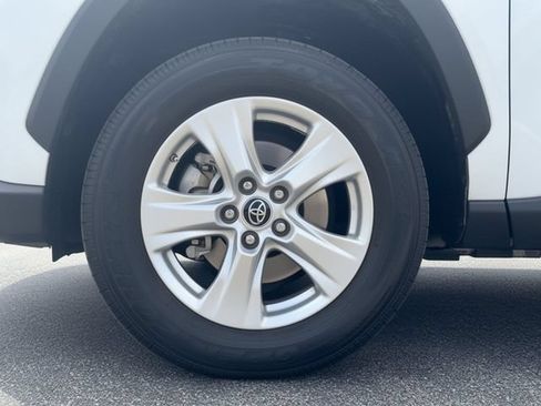 Used 2019 Toyota RAV4 XLE FWD image 11